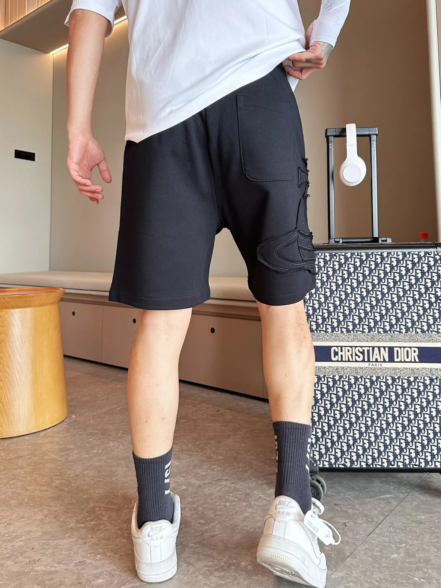 The Queen Mother's three-standard complete 2026 summer New Arrival men's casual shorts, advanced custom-made fabric Breathable fabric, Breathable elasticity and comfort, impeccable details, top-grade accessories, original logo design concept, delicate and soft feel! The upper body fit is awesome! Size: M-XXXL Please state your height and weight when ordering